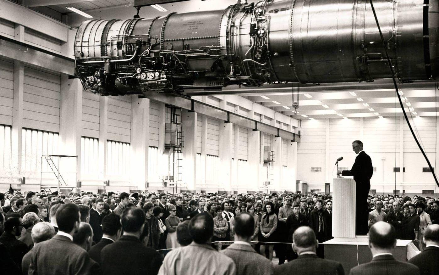 Året är 1962 och direktör Arne Kjörling informerar personalen om beställningen av motorn RM8. Foto: Volvo Flygmotor