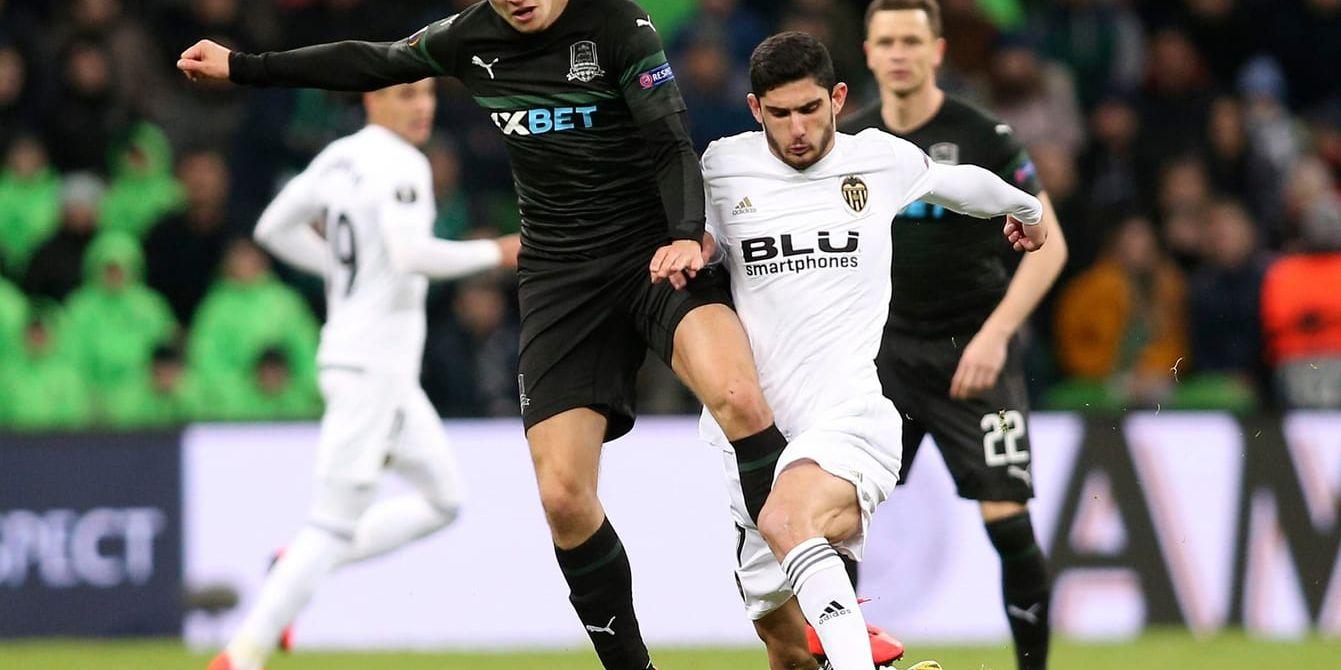 Krasnodars svenske stjärna Viktor Claesson i duell med Valencias Gonçalo Guedes. Den sistnämnde blev matchhjälte i Europa League-åttondelsfinalen lagen emellan.