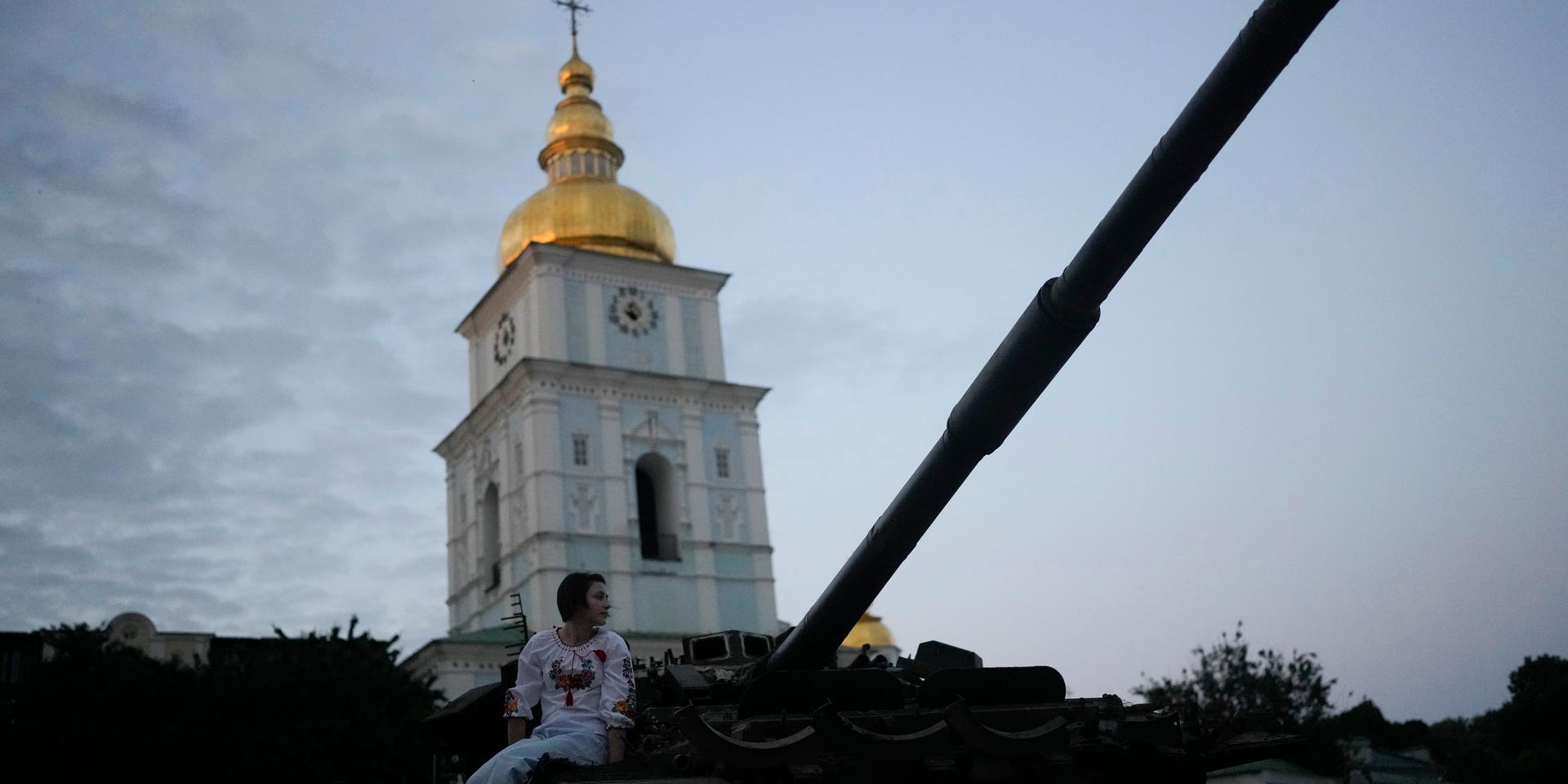 Hopp om seger. En kvinna sitter på en rysk stridsvagn i Kiev. Ukraina kan vinna kriget mot Ryssland, om landet ges rätt utrustning och stöd.