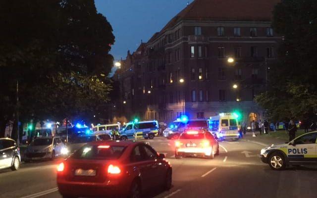 En stor polisinsats på Engelbrektsgatan efter supporerbråk på Avenyn. Bild: Läsarbid
