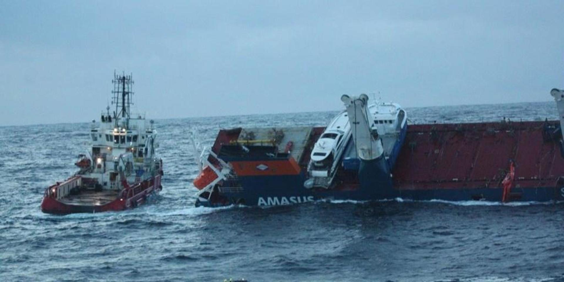 Det nederländska lastfartyget Eemslift Hendrika som hamnade i sjönöd utanför Norge i måndags bogseras till land av det norska sjöfartsverket.