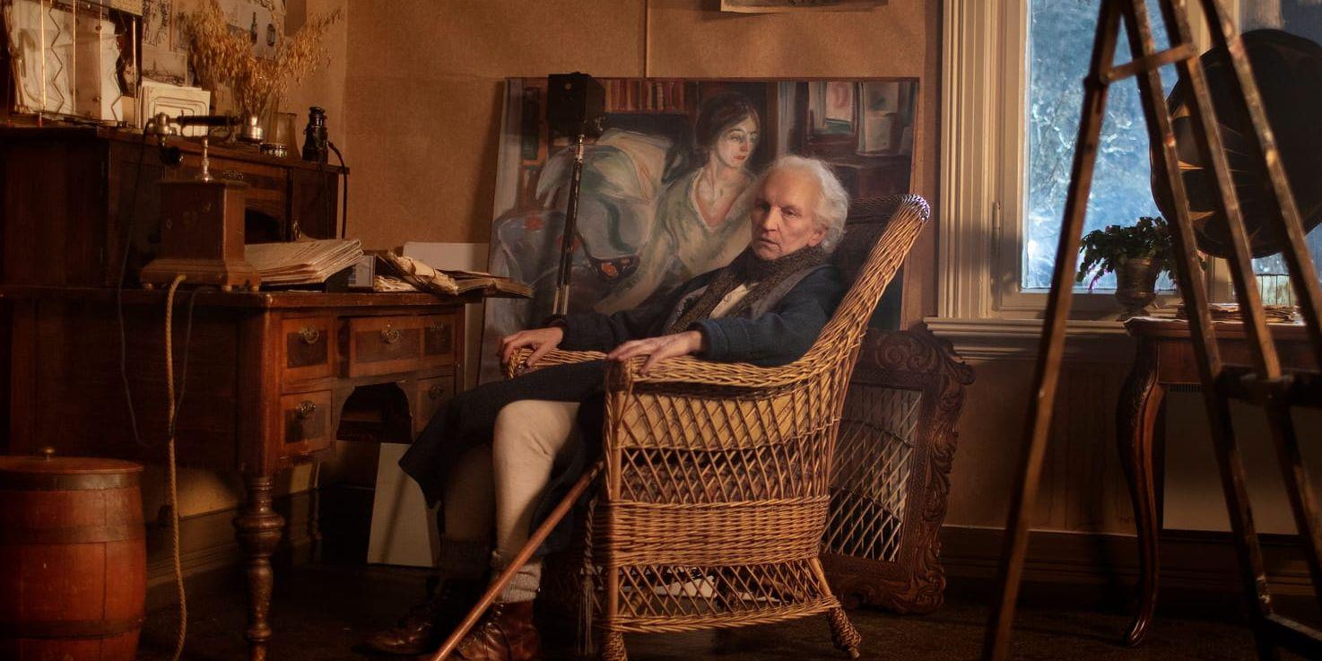 Anne Krigsvoll som en åldrad Edvard Munch i den nya filmatiseringen om målarens liv. Pressbild.