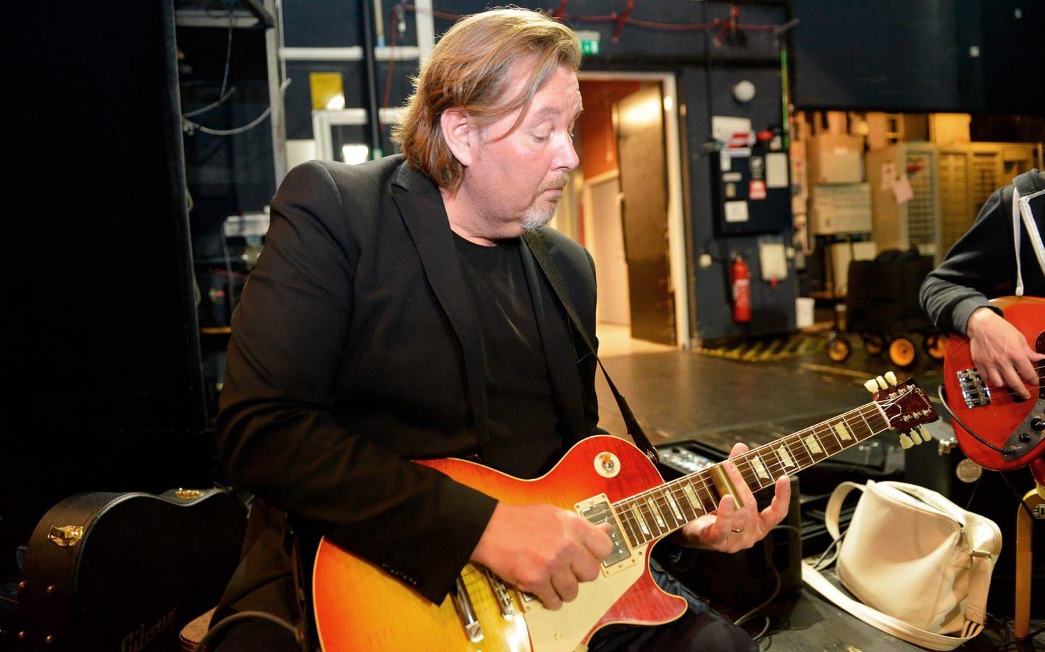 Martti Jäsklid spelar slide på sin Gibson Les Paul. Foto: Jonas Myrholm
