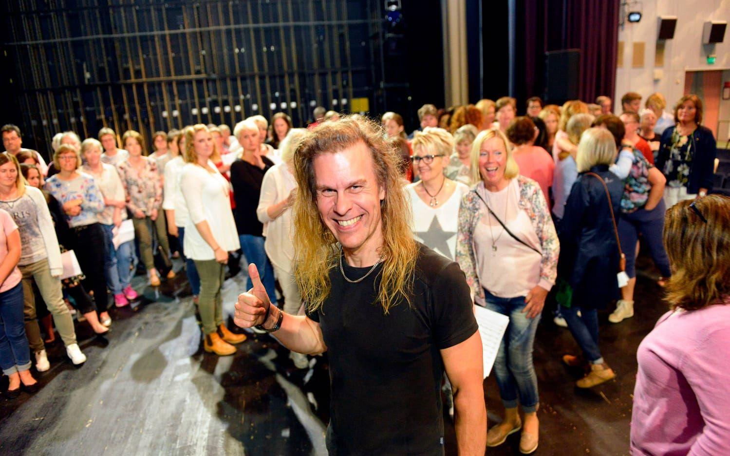 Ulf Wadenbrandt kokade av entusiasm efter repet på Hebeteatern. Foto: Jonas Myrholm