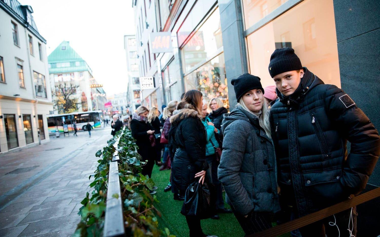 Ellen och Valter Eriksson var längst fram i kön utanför H&M-butiken på Kungsgatan i Göteborg.