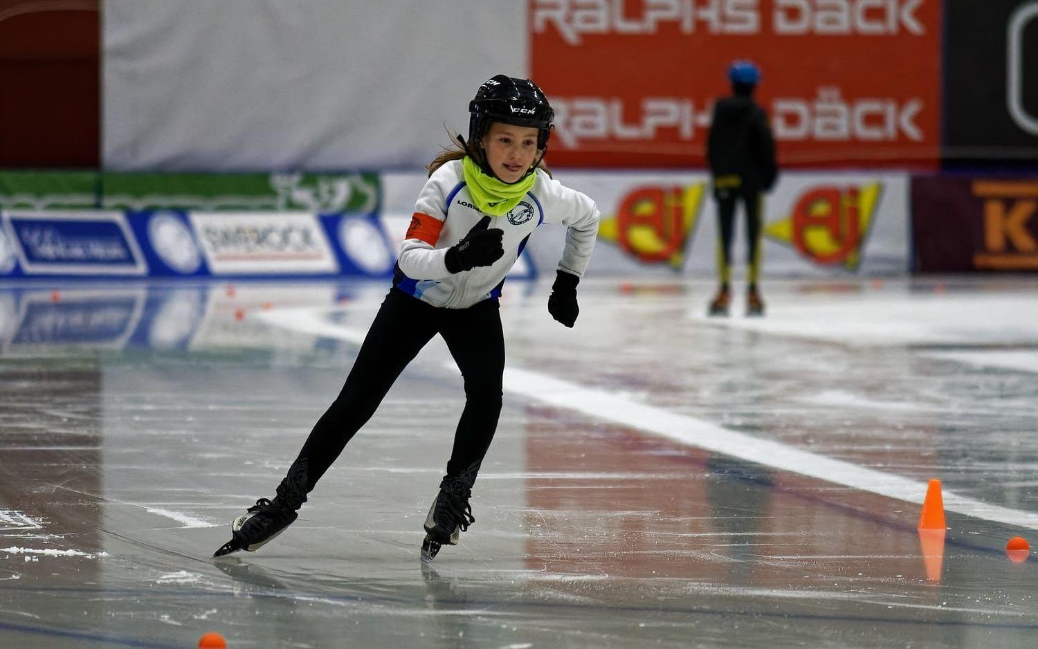 Hilla Rosén från Trollhättan tar här kurvan under skridskotävlingarna i Slättbergshallen.