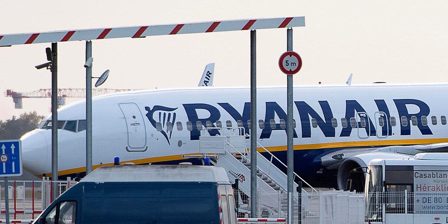 Lågprisflygbolaget Ryanair sänker vinstprognosen för andra gången på tre månader. Arkivbild.