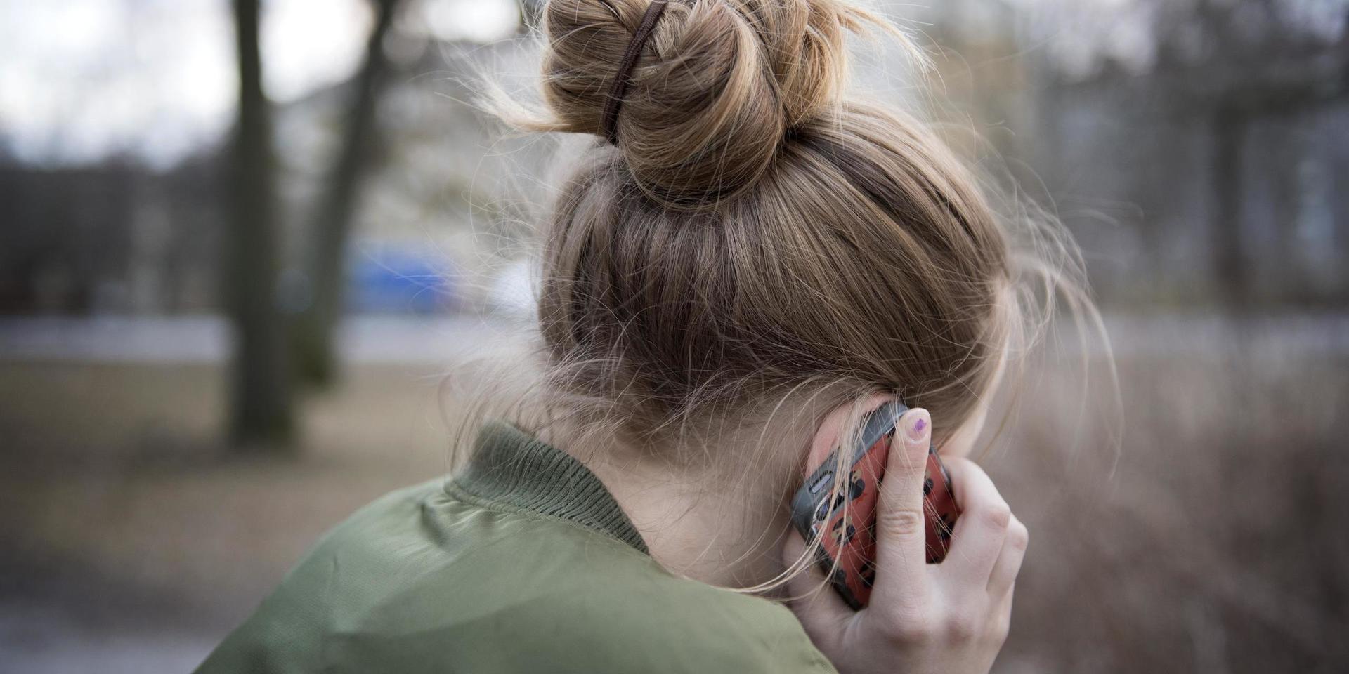Gammal som ung som är orolig och vill prata med någon kan ringa till Röda Korsets nya stödtelefon. Arkivbild.