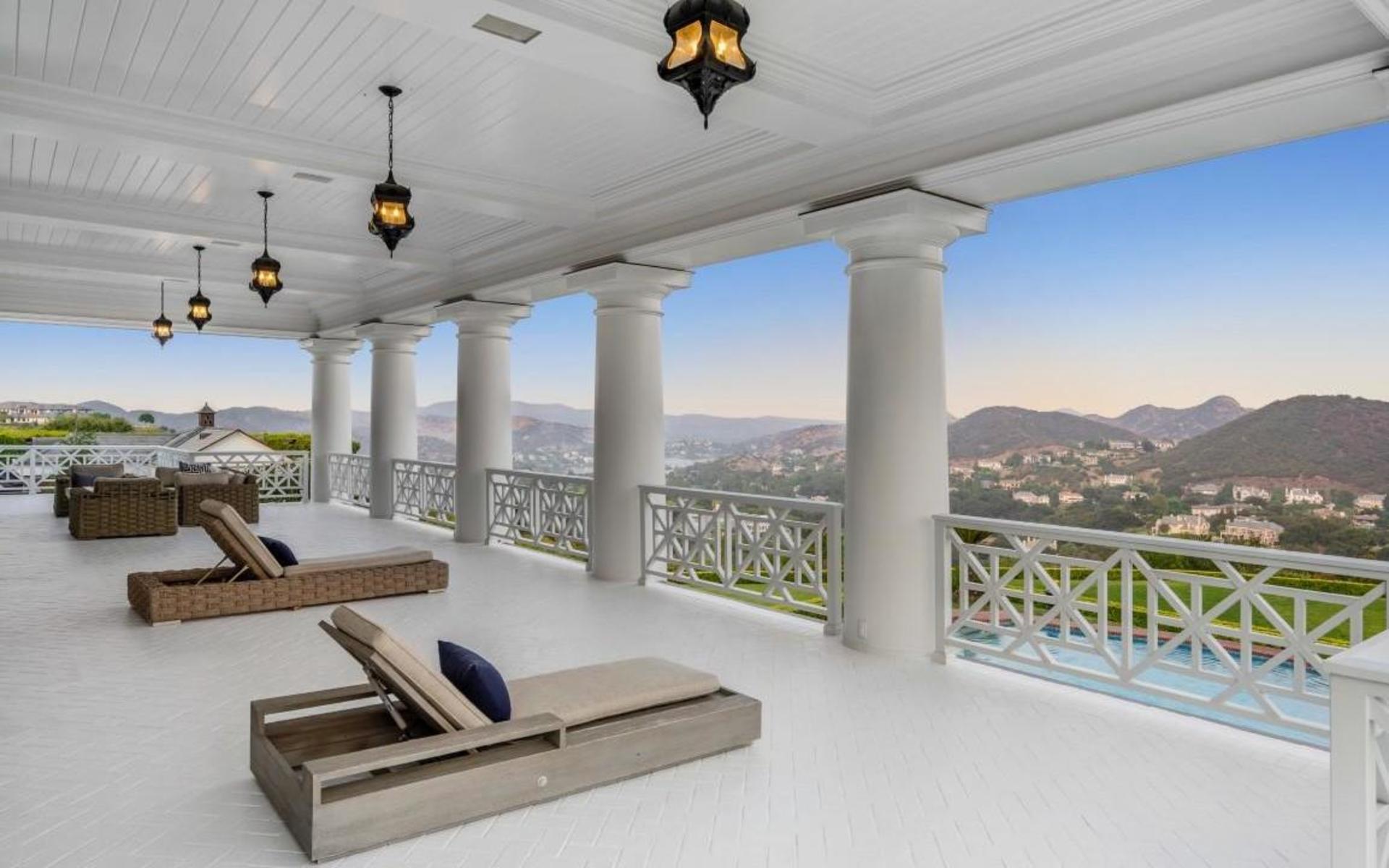 Huset ligger på en topp och bjuder på en vy över Santa Monica-bergen, samt Lake Sherwood. 