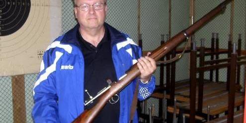 Tävlingsledare Ingemar Jonsson håller upp en gammalt mauser/96, som fanns med i lördagens jubileumstävling för gevär, liggande.