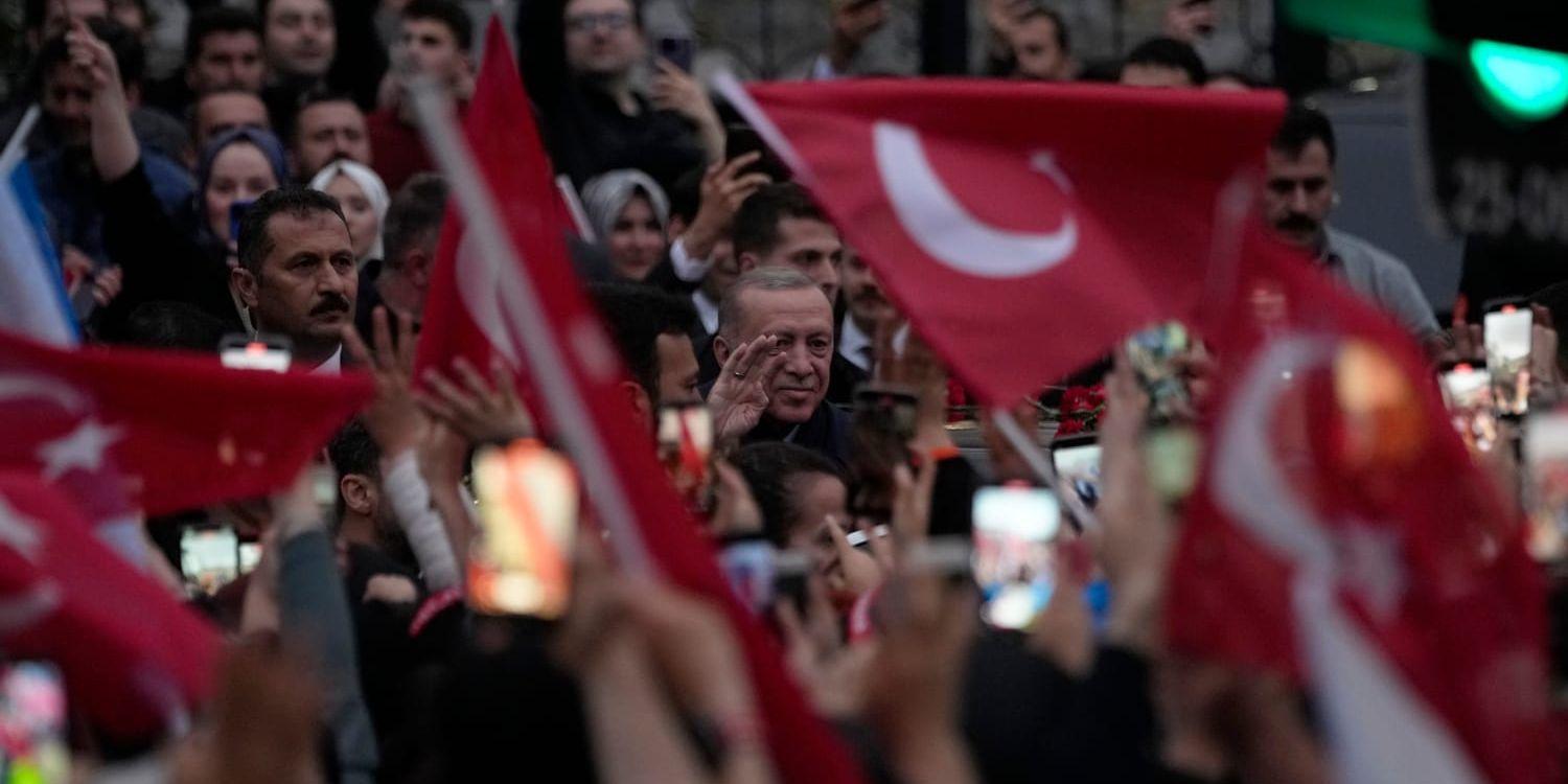 Turkiets president Recep Tayyip Erdogan hälsar på anhängare i Istanbul på söndagskvällen.