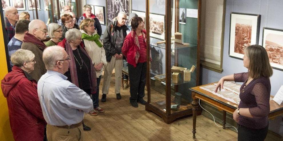Ann-Charlott Öberg guidade runt besökarna på utställningen "Det långsamma resandets tid" på Museets dag. "Jag hoppas innerligt att museet finns kvar om ytterligare 130 år", säger hon om jubileet.
