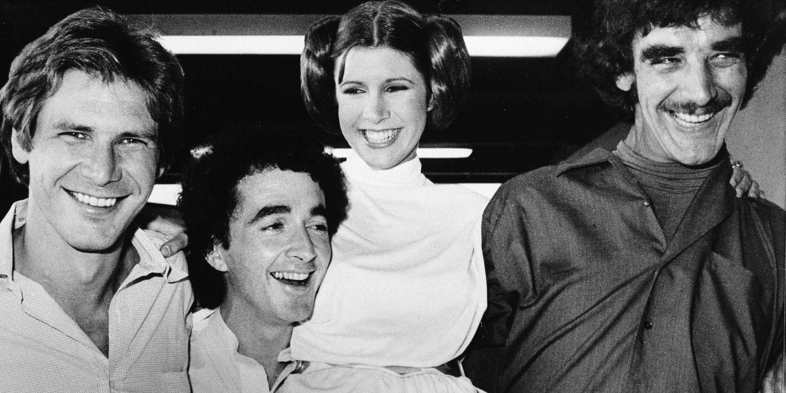 Peter Mayhew, längst till höger, tillsammans med Star wars-kollegorna Harrison Ford (Han Solo), Anthony Daniels (C-3PO) och Carrie Fisher (Leia) vid en tv-inspelning 1978.