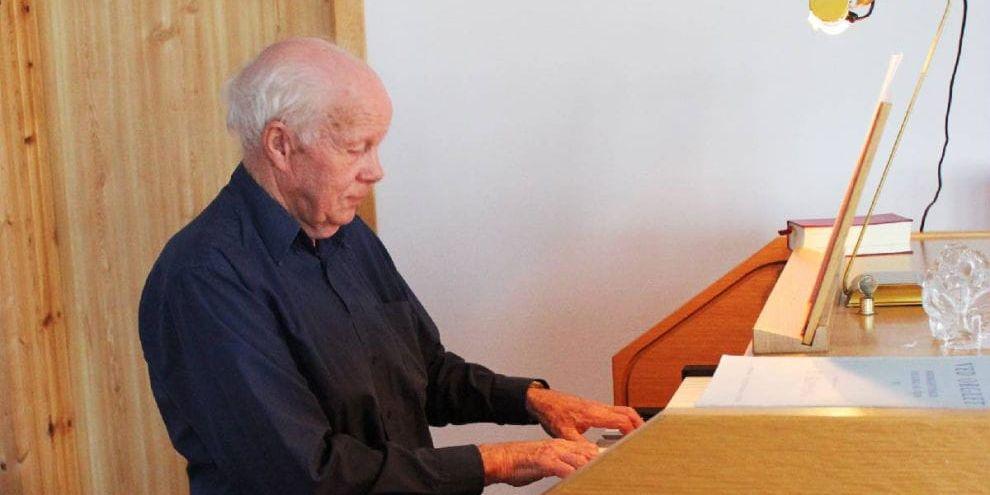 Matz Ivarsson kan sina psalmer efter 55 år som organist i missionsförsamlingen.