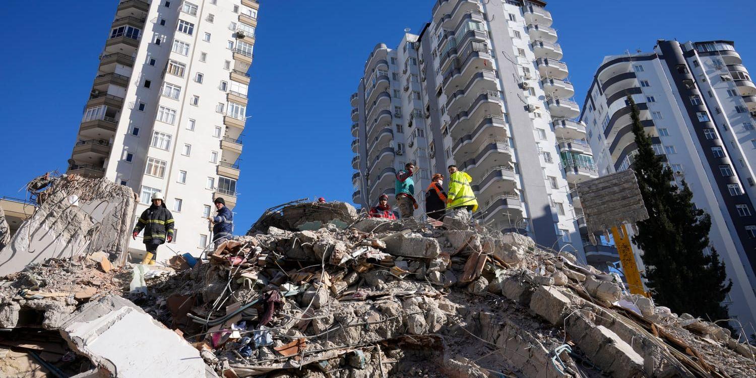 Turkiets president Recep Tayyip Erdogan har utlyst undantagstillstånd i de tio jordbävningsdrabbade provinserna i landet.