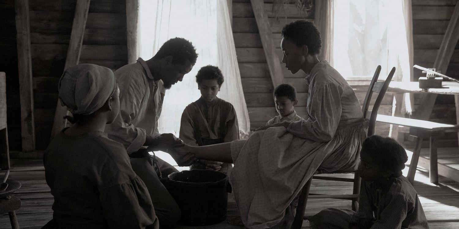 Slaven Peter (Will Smith) med sin familj i 'Emancipation'. Pressbild.
