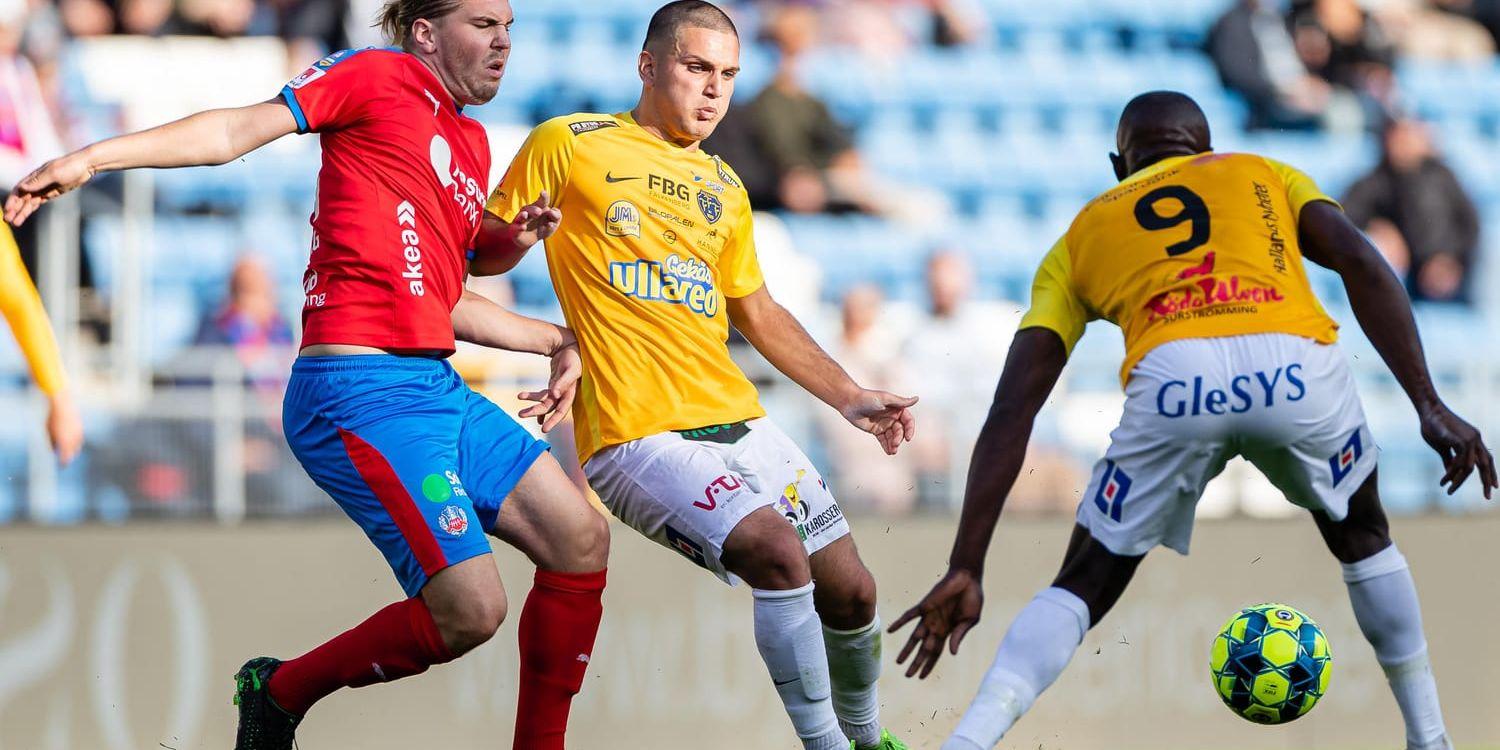 Helsingborgs Charlie Weberg och Falkenbergs Edi Sylisufaj kämpar om bollen i en krampaktig allsvensk match som slutade 1–1.