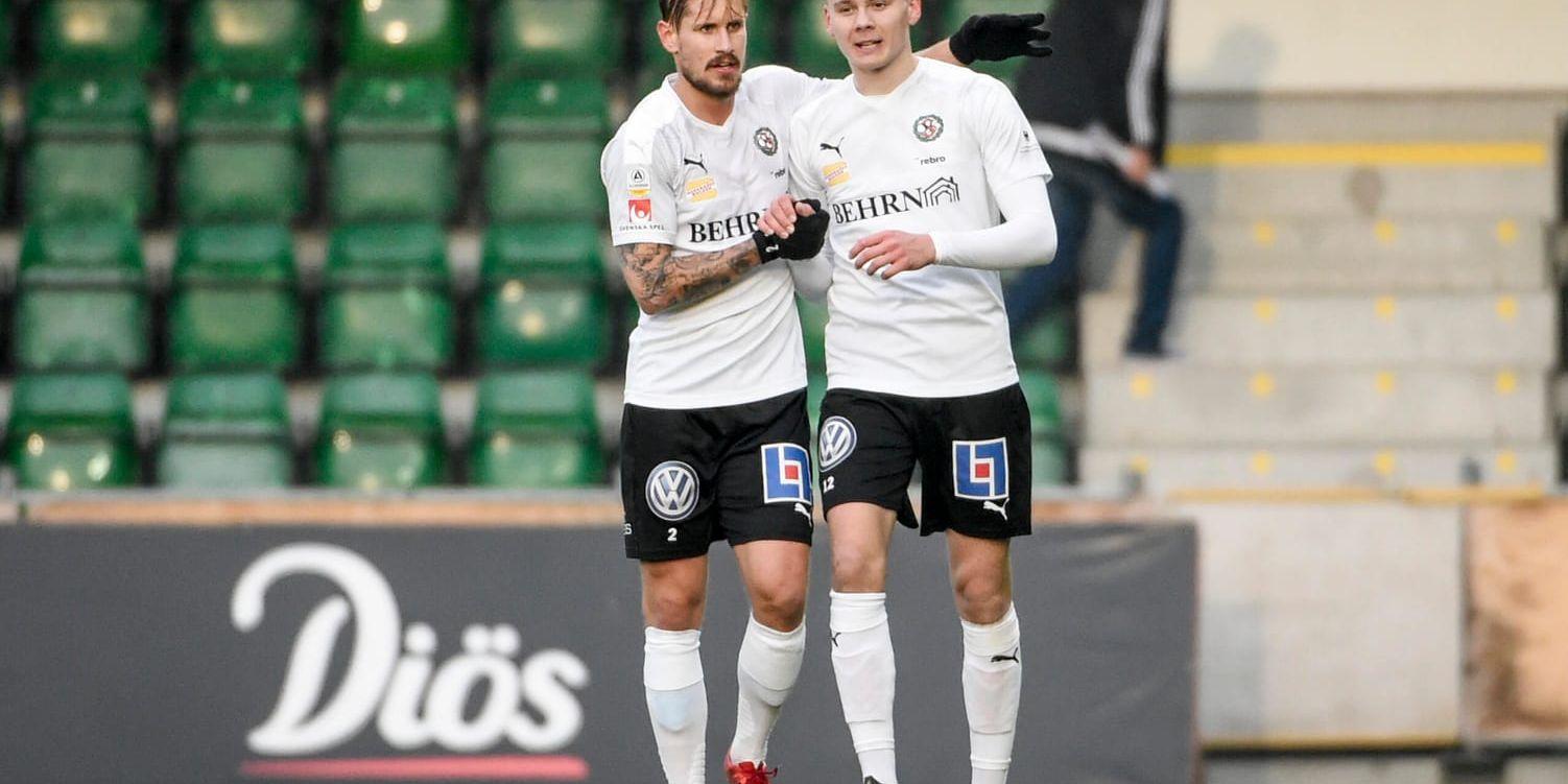 Jake Larsson (till höger) gratuleras av sin lagkamrat Daniel Björnquist efter sitt andra mål för dagen mot Sundsvall.