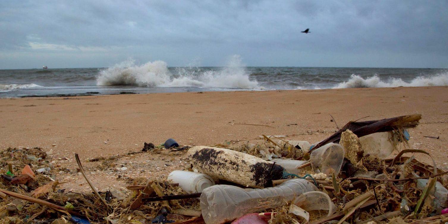 Uppsköljd plast på en strand i Sri Lanka. Nu vill Kanada minska mängden avfall som hamnar i havet. Arkivbild.