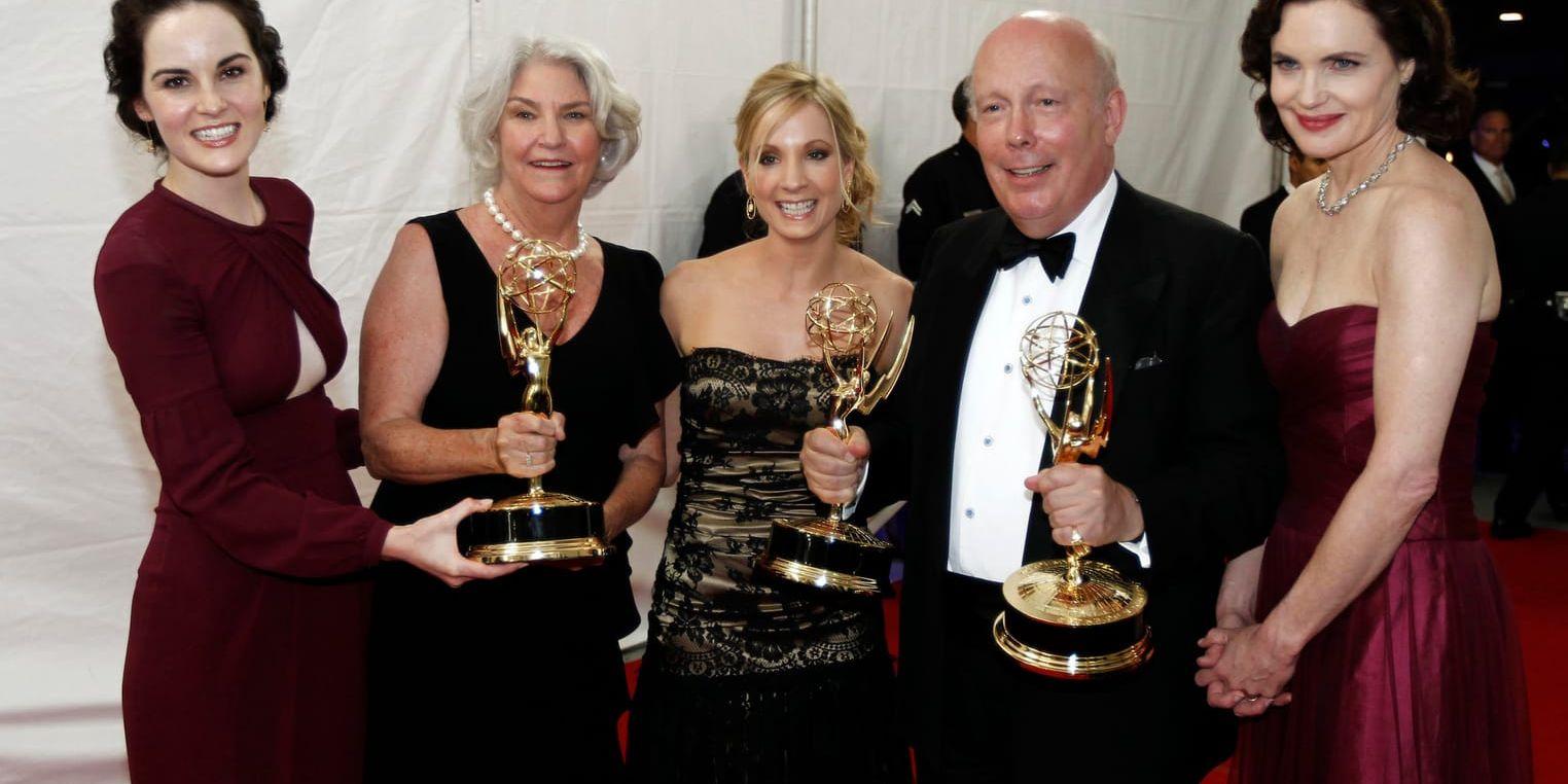 Skådespelarna Michelle Dockery, Joanne Froggatt och Elizabeth McGovern tog emot en Emmy för "Downton Abbey" tillsammans med producenten Rebecca Eaton och manusförfattaren Julian Fellowes i Los Angeles 2015. Arkivbild.