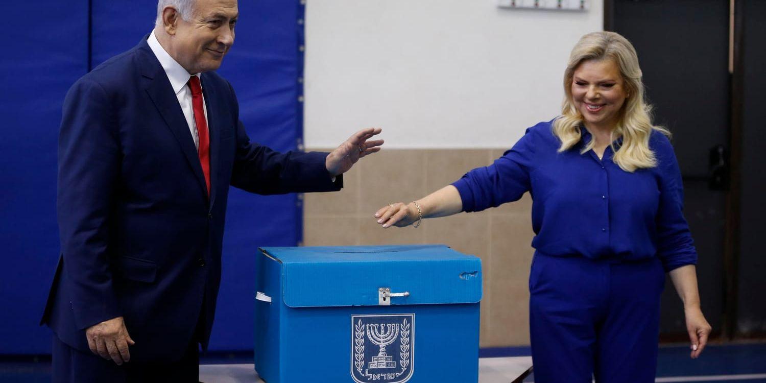 Sara Netanyahu, som här röstar med sin make premiärministern, har nått en förlikning i ett uppmärksammat bedrägerifall. Arkivbild från den israeliska valdagen den 9 april.