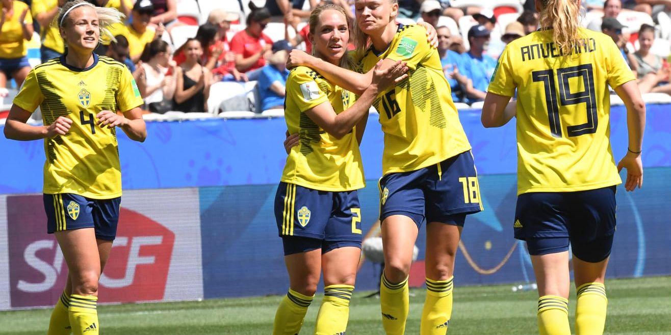 Fridolina Rolfö utökade Sveriges ledning till 3–0 med ett stenhårt skott.