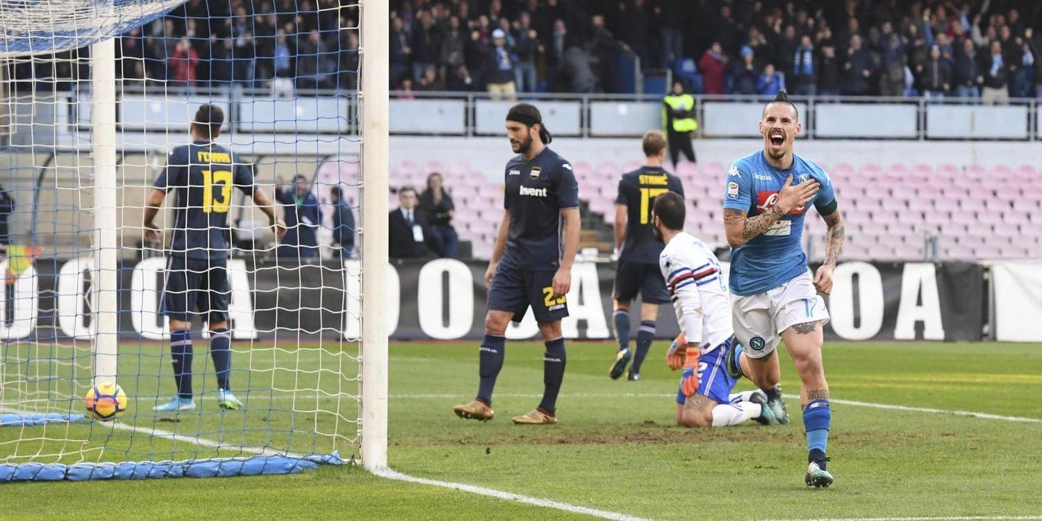 Marek Hamsik firar sitt historiska mål för Napoli i 3–2-segern mot Sampdoria.