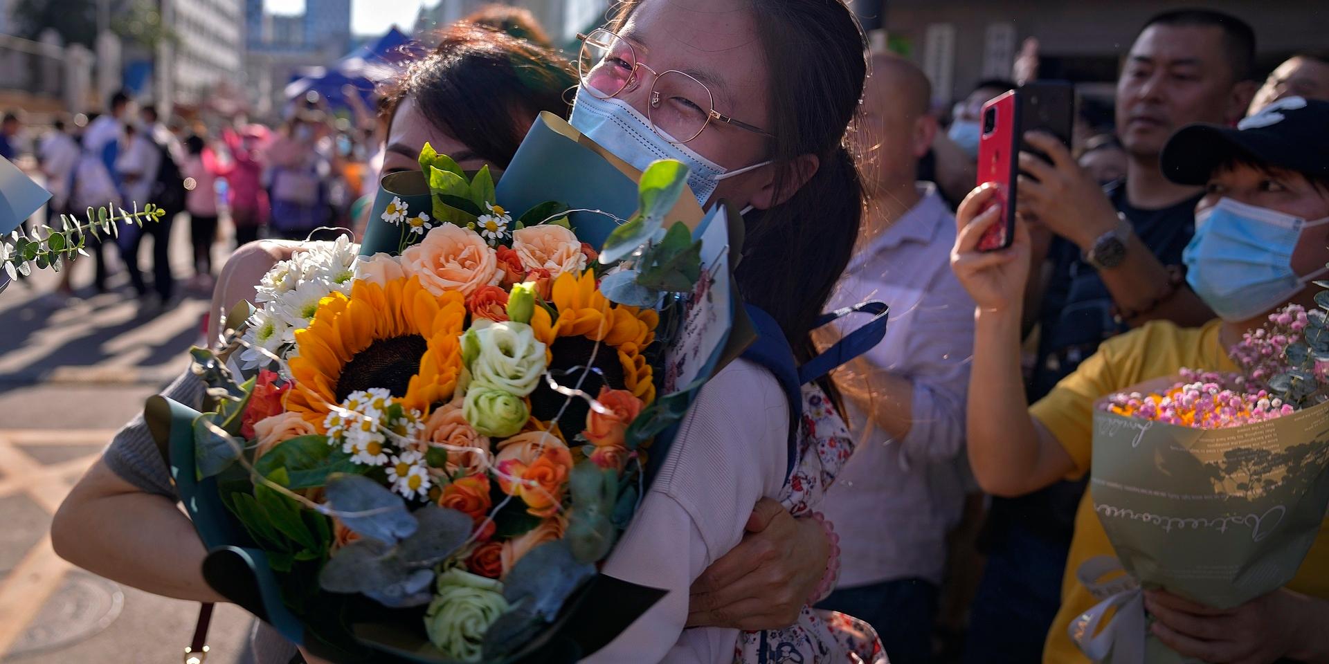 En student i Kina får blommor efter att ha skrivit klart det nationella inträdesprovet gaokao som är avgörande för att komma in på universitetsutbildning – ett prov som många i Kina börjar plugga till redan som barn. Arkivbild.