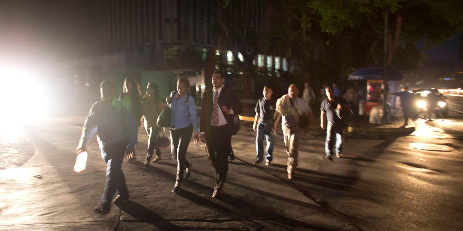 Bilarnas strålkastare var allt som lyste upp huvudstaden Caracas gator när landet drabbades av ett större strömavbrott.