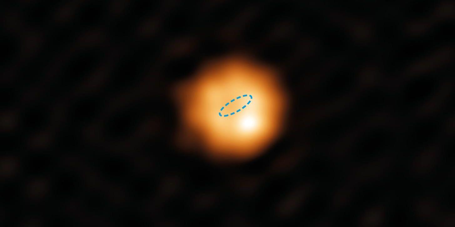 Jättestjärnan W Hydrae, som ligger 320 ljusår från jorden. Den lilla blåa ringen visar storleken på jordens bana runt solen, sett snett ovanifrån, i samma skala.