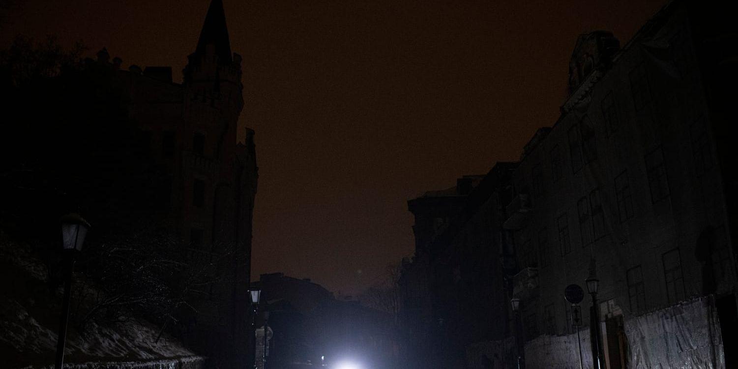 Mörker i ett strömlöst samhälle i Kiev-regionen, tidigt på torsdagen.