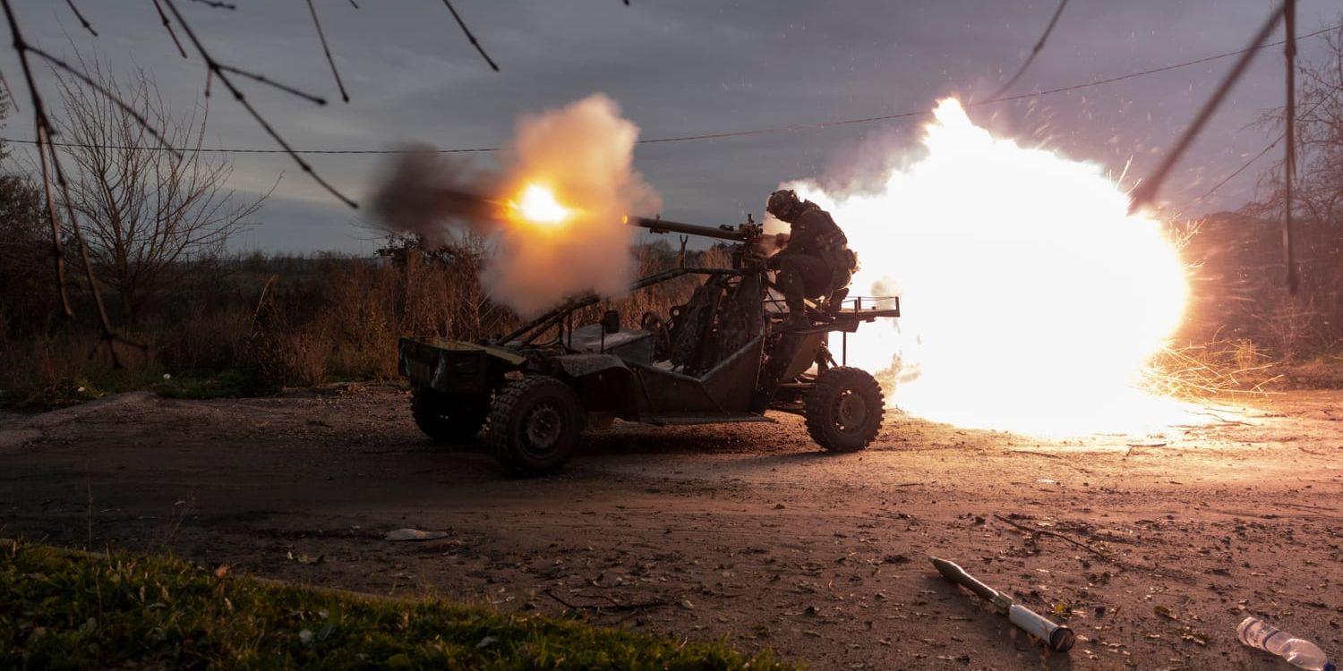 Ukrainsk eldgivning vid fronten i Cherson i söder.