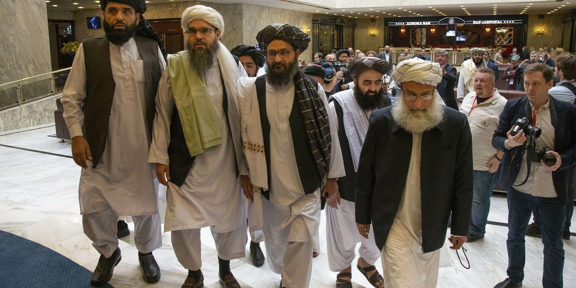 Talibanerna anländer till förhandling i Moskva i maj i år. I mitten syns mulla Abdul Ghani Baradar, talibanernas högste politiske ledare. Förhandlingarna dödförklarades av USA i början av september.