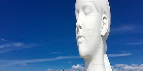 Jaume Plensas skulptur "Anna" är en av världens största. 14 meter högt är verket som i sommar finns hos Skulptur i Pilane på Tjörn. Pressbild.