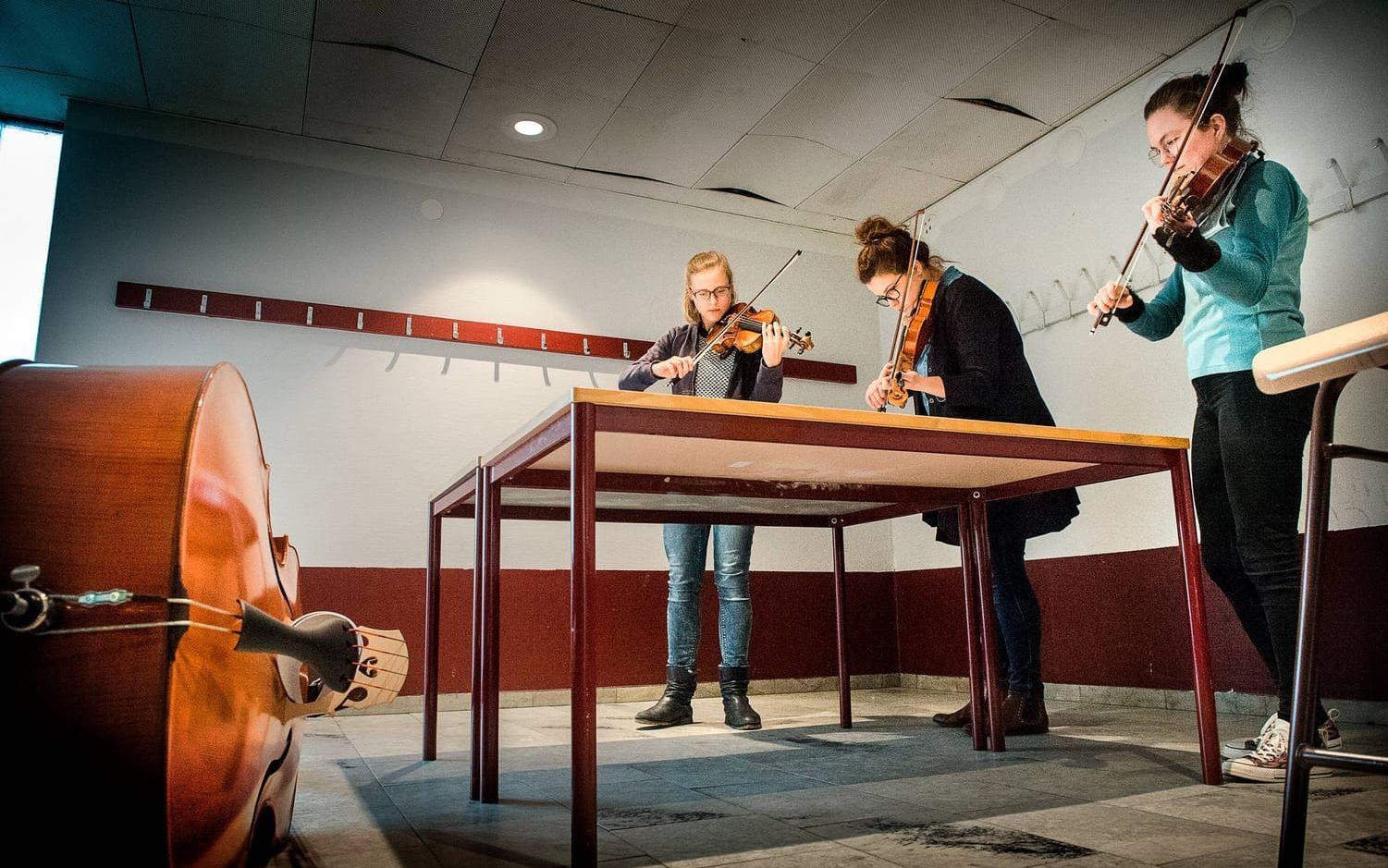 Olfje van der Klein, Romana Szczepaniak och Ester Forsberg övar på Strauss ”Metamorphosen”. Foto: Stefan Bennhage