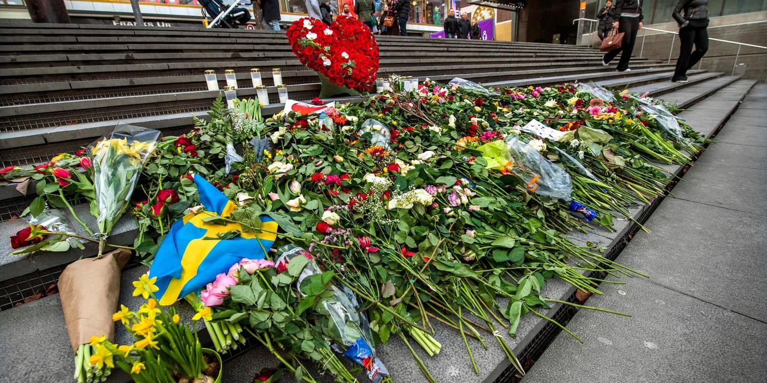 Blommor på trappan vid Sergels torg med anledning av årsdagen av terrordådet den 7 april 2017 på Drottninggatan i Stockholm. Arkivbild.
