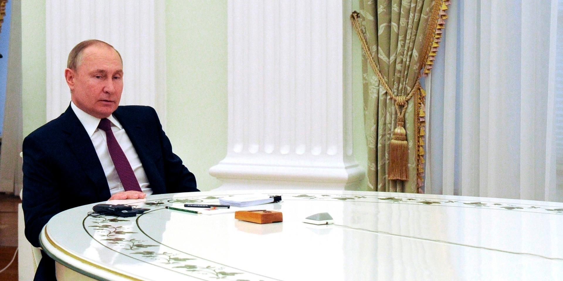 Visuell diplomati. Putins långa bord markerar distans till ledare på besök. 