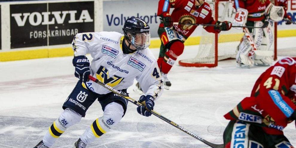 Kalle Hult, 19 år och från Vänersborg, fick göra SHL-debut i sitt HV71 i går kväll mot Frölunda, och var millimeter från att göra mål redan i sitt första byte. Frölunda vann dock matchen med 5-0.