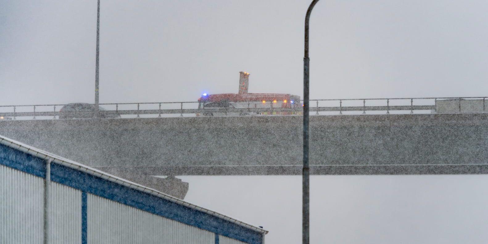 Två personbilar har kolliderat på Stallbackabron i Trollhättan.