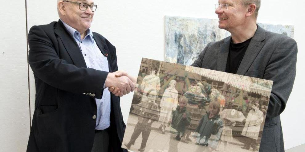 Bo Skoglund hittade sig själv som liten grabb på ett fotografi på konsthallen i Trollhättan. Bakom bilden står konstnären Yngve Brothén.
