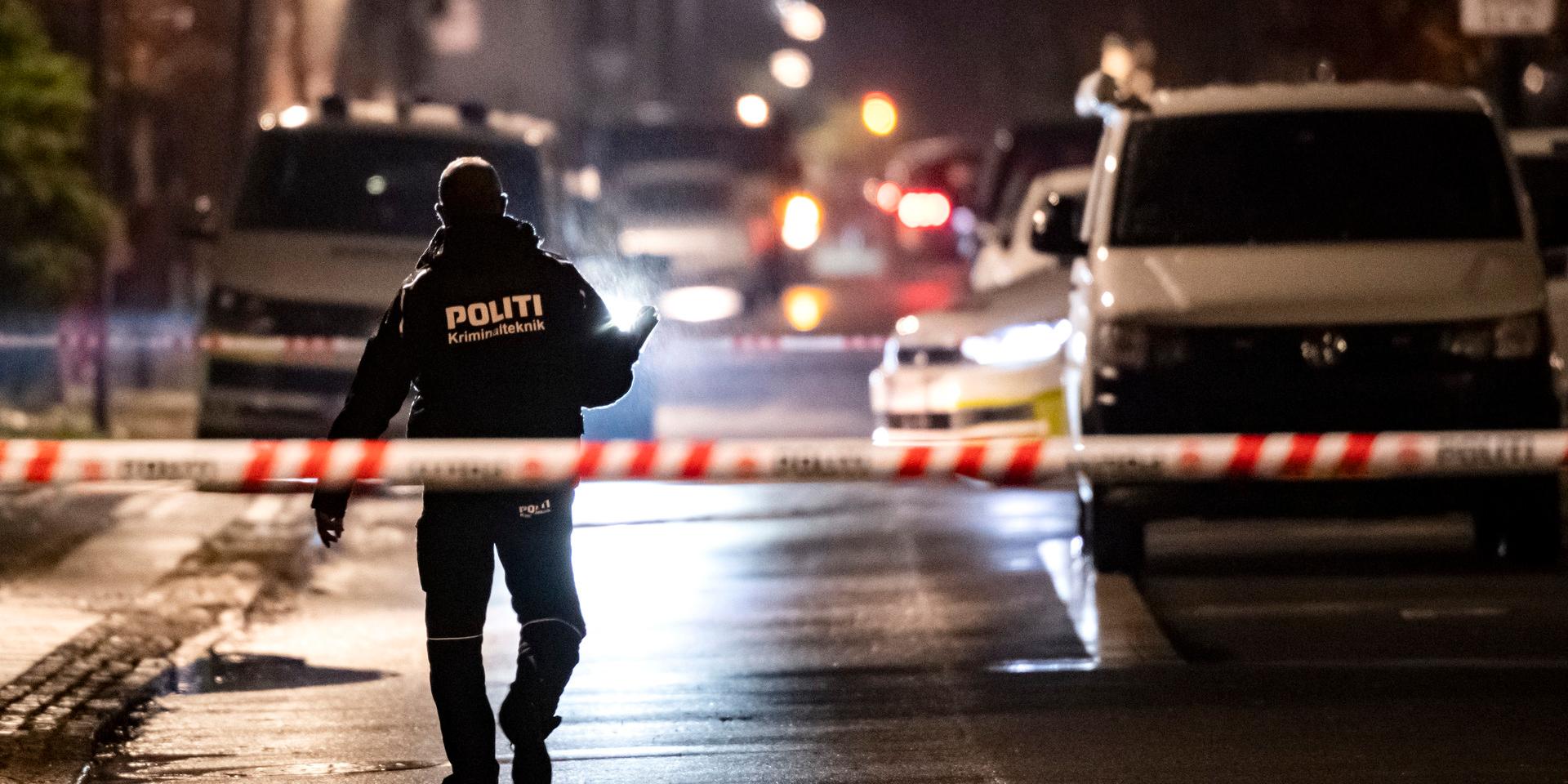 Polisens kriminaltekniker på plats under fredagskvällen efter mordet på en frisörsalong i västra Köpenhamn. Under lördagen inträffade ännu en skjutning i staden.