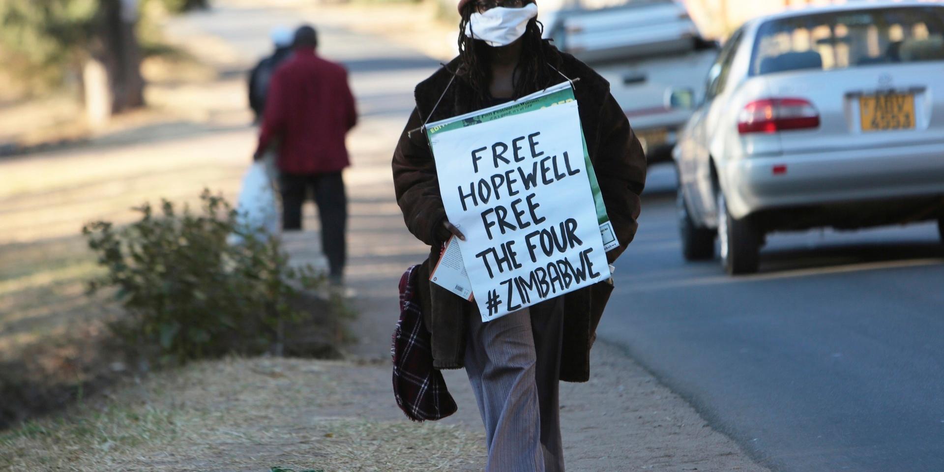 I Zimbabwe har Tsitsi Dangarembga deltagit i stora demonstrationer mot de styrandes korruption. Här demonstrerar hon för att den fängslade journalisten Hopewell Chin'ono ska släppas. Arkivbild.