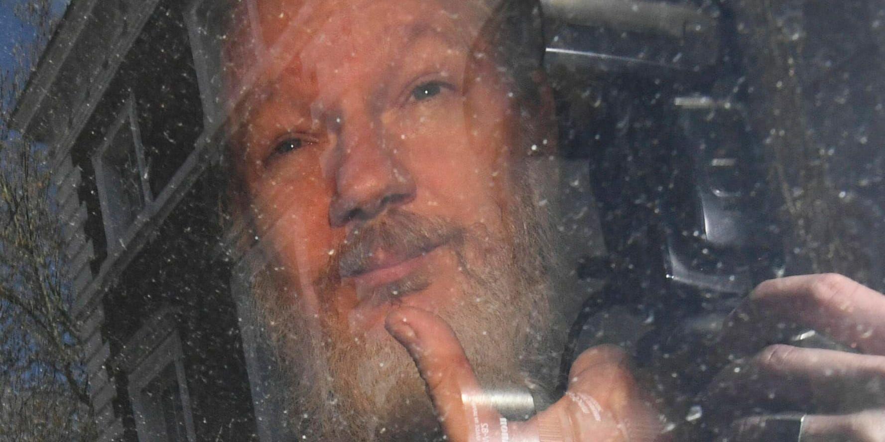 Julian Assange i fredags, när han precis gripits på Ecuadors ambassad i London.