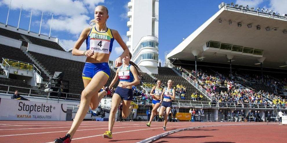 Sara Christiansson gick ut hårt i 800-metersloppet, där hon slutade tvåa bakom den finska favoriten Saija Seppä.