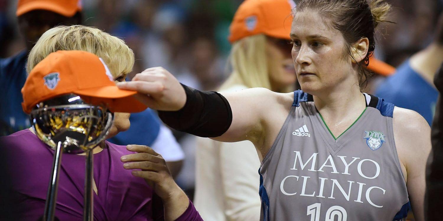 Minnesotas Lindsay Whalen sätter vinnarkepsen på WNBA-pokalen efter att ha varit med och säkrat fjärde titeln på sju år.