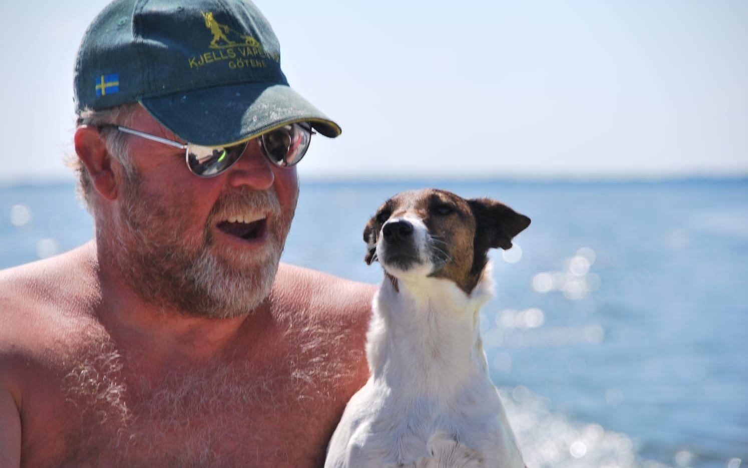 Jag kan köra båt fast jag är en foxterrier...Rutan är den mest underbaraste hund som anpassar sig i alla situationer och älskar att få vara med barn som vuxna. Bild: Maria Gustavsson