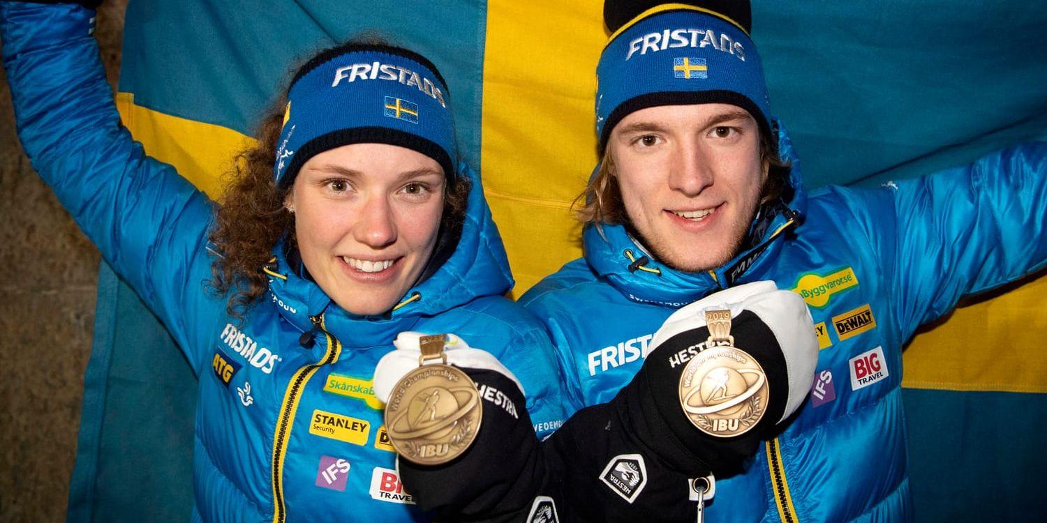 Sveriges Hanna Öberg och Sebastian Samuelsson visar upp sina bronsmedaljer under medaljceremonin efter torsdagens singelmixedstafett under skidskytte-VM i Östersund.