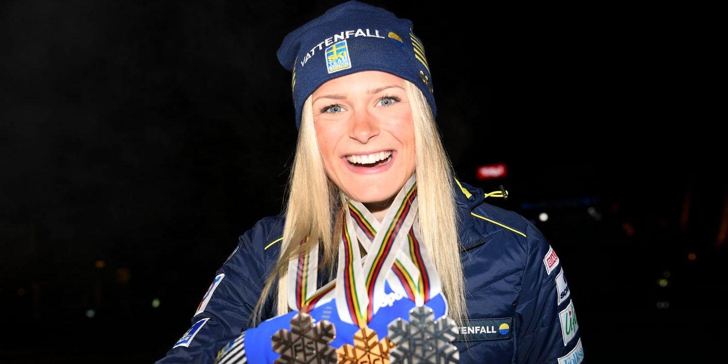 Frida Karlsson visar upp sin häftiga medaljtrippel i VM, silver, guld och brons.