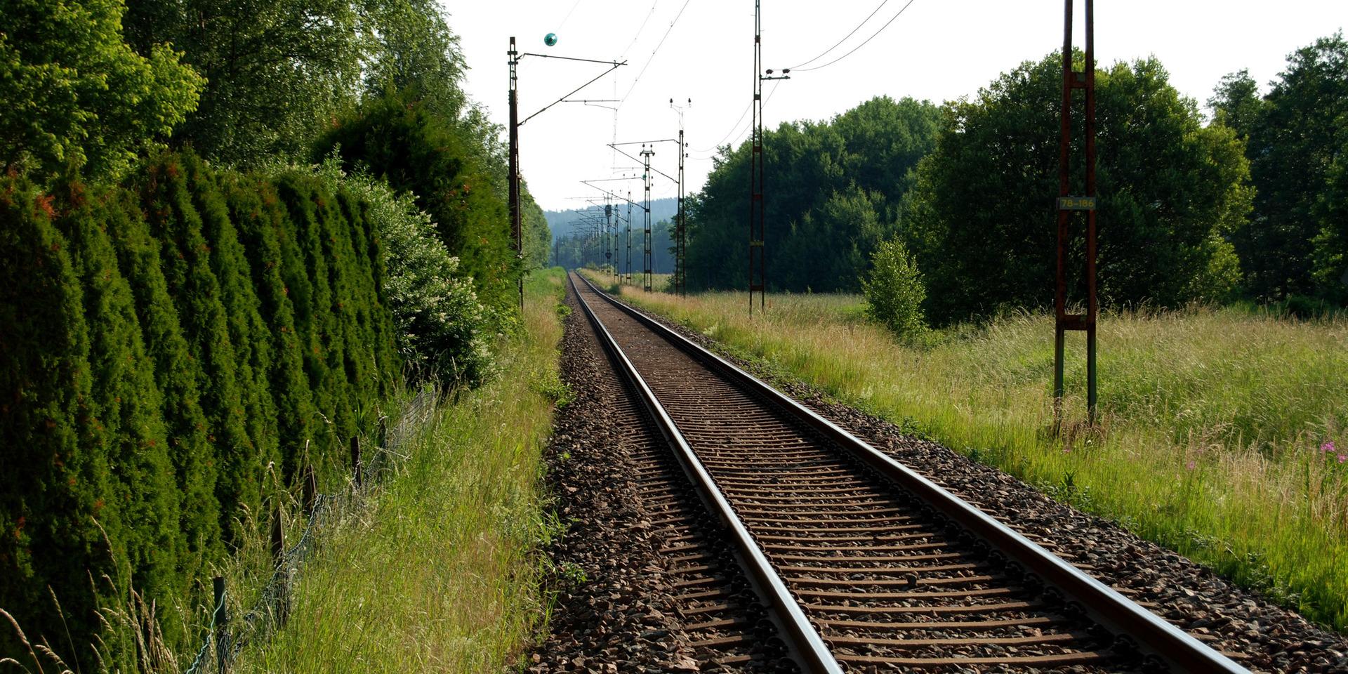 Det krävs nytänkande för att möjliggöra järnvägar och vägar som lever upp till behoven i hela Västra Götaland, skriver debattörerna.