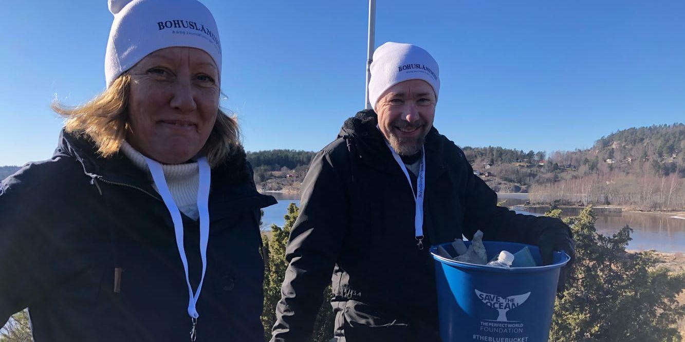 Marina Olsson och Dag Tisell på Bohusläningen plockar skräp med The Perfect World Foundation